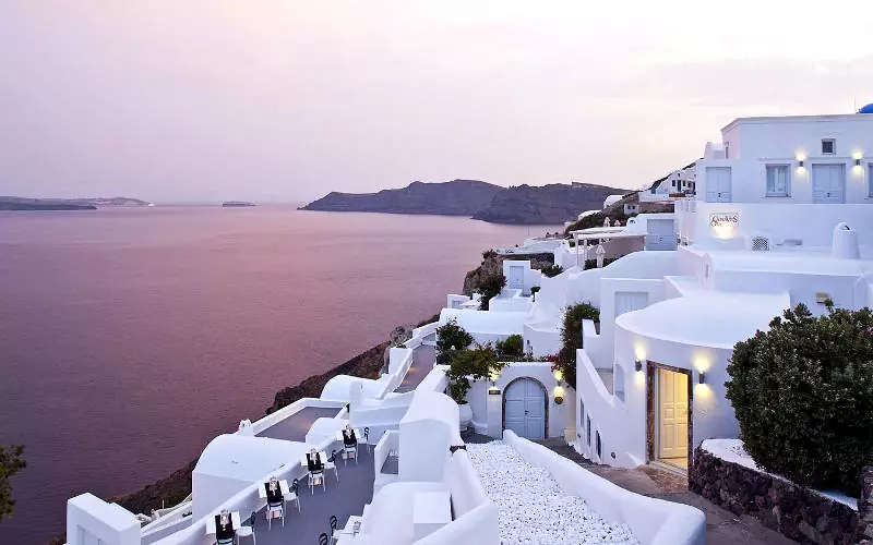 Un esempio di architettura cicladica moderna, una struttura ricettiva piena di charme a Santorini.