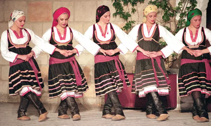 Una danza tradizionale greca in costume folkloristico.