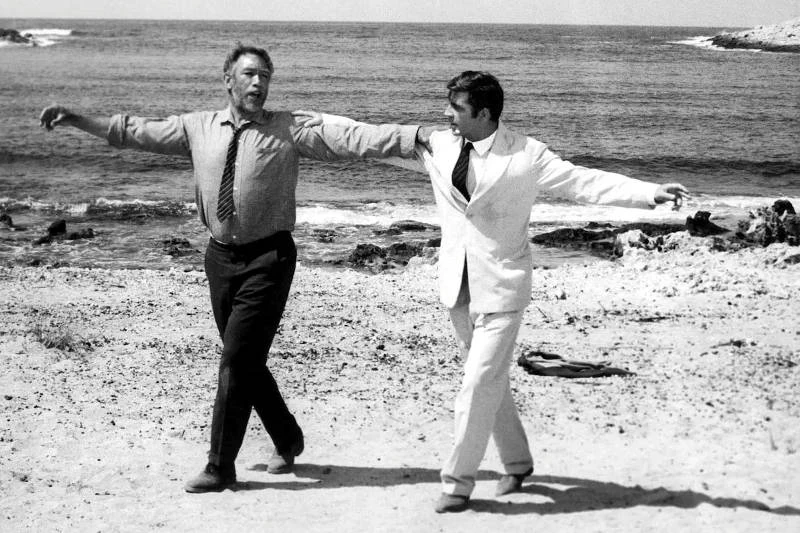 Un'immagine finale del film Zorba il greco con pratogonista Anthony Quinn.